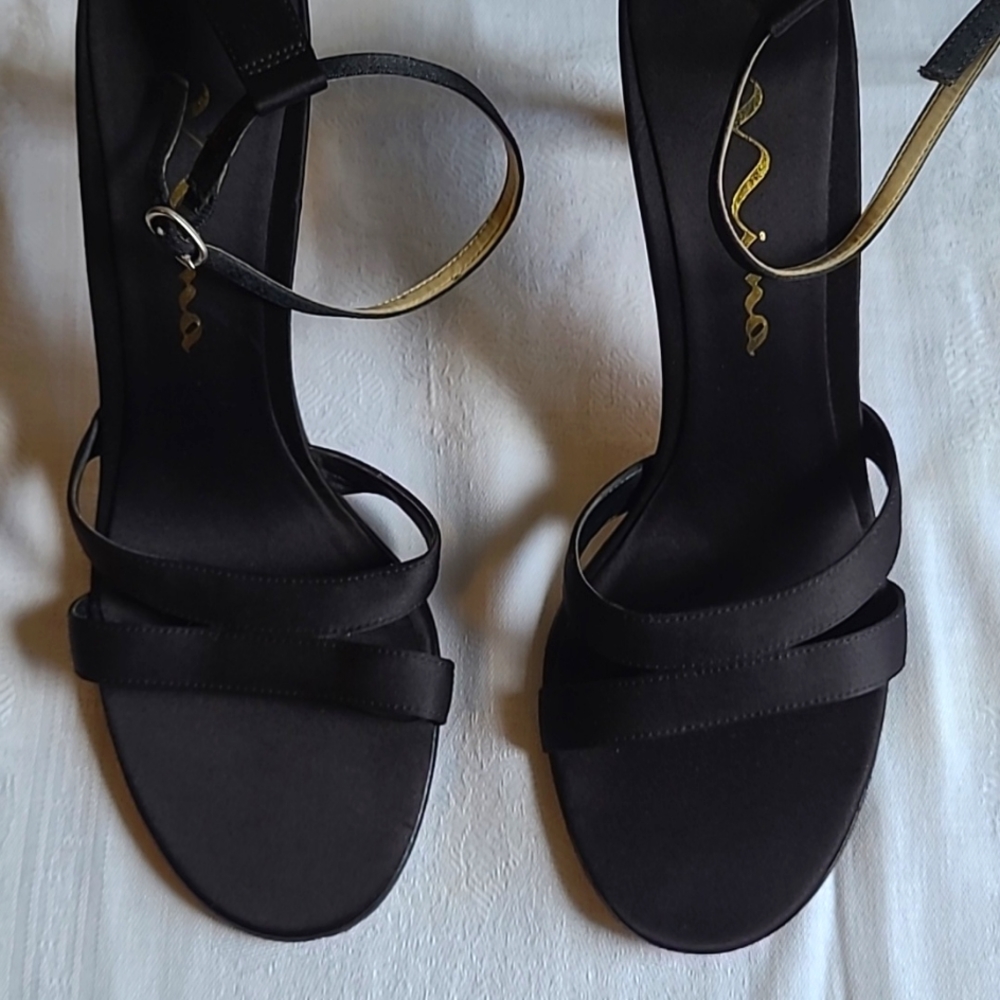 "Nina" Sandals with a 3" heel, ankle strap.  Size 7N, Black